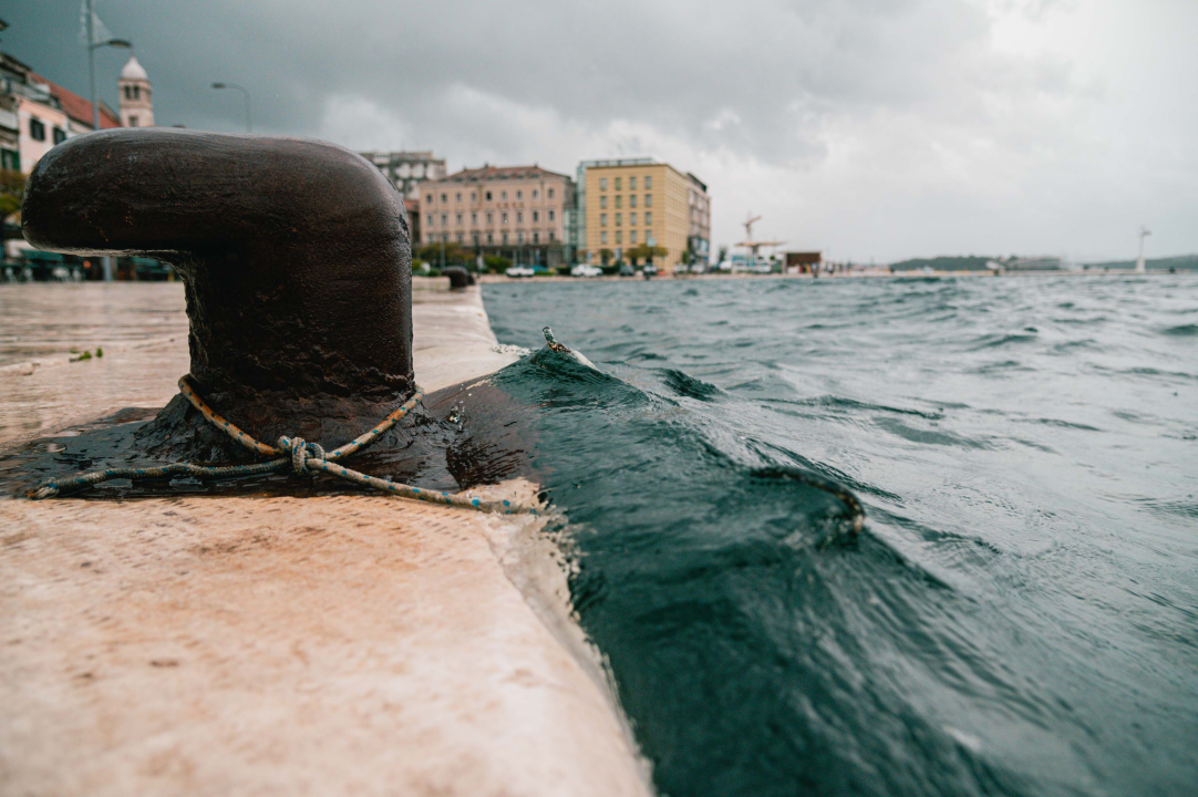 Dolac opet poplavio, razina mora se i dalje diže: Policija savjetuje vozačima da izbjegavaju rivu