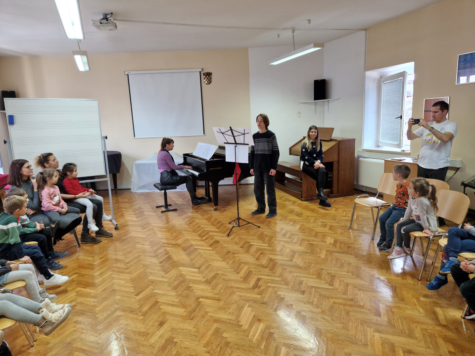 Mališani iz DV-a Maslina posjetili Glazbenu školu, samostan sv. Frane i Civitas Sacru