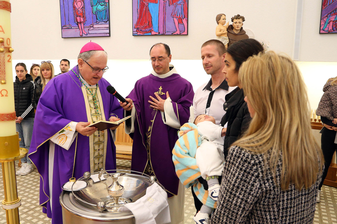 Biskup Rogić krstio peto dijete obitelji Juranić