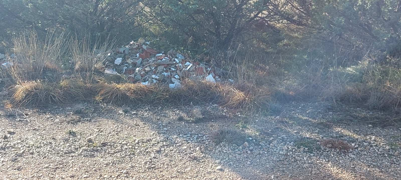 Kante od ulja, građevinski otpad, plastika... Sve se to nalazi u predivnoj prirodi na Gorišu 