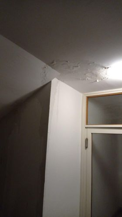 Stanari jedne zgrade u Šibeniku godinama žive u neljudskim uvjetima: Prokišnjava lift, gljivice na zidovima te krpe i kante posvuda 