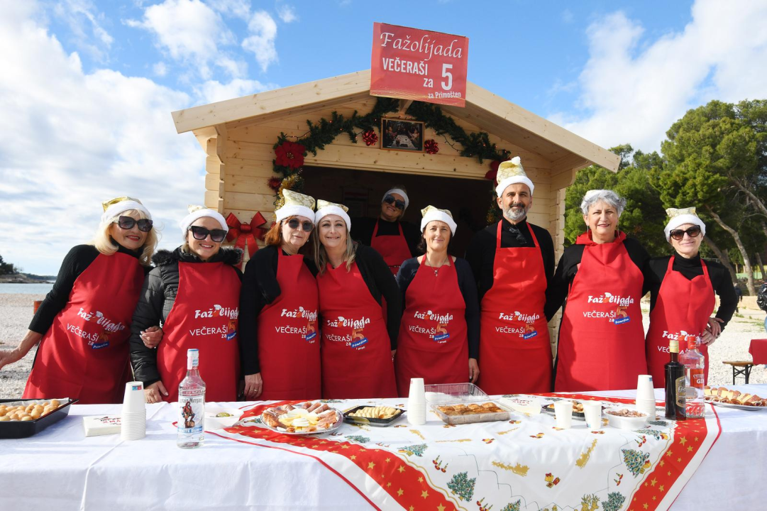 Primoštenci se okupili na plaži na još jednoj tradicionalnoj Fažolijadi