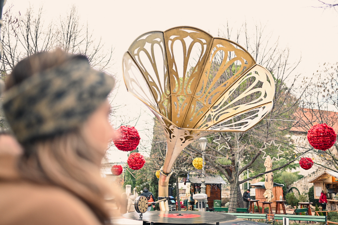 Na fontani u đardinu postavljen impresivni gramofon u čast opernoj divi, rođenoj Šibenčanki Ester Mazzoleni