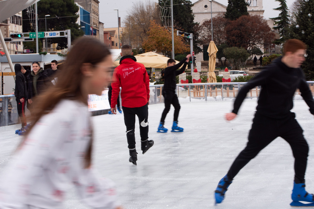 Kiša pada, Šibenčani proklizali: Otvorena atraktivna ledena površina na Poljani 