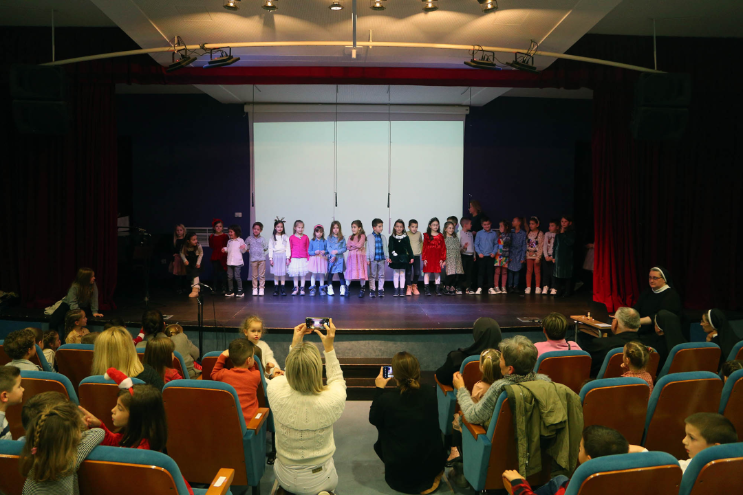 Više od 200 djece sudjelovalo na priredbi 'Osvijetlimo put do jaslica'