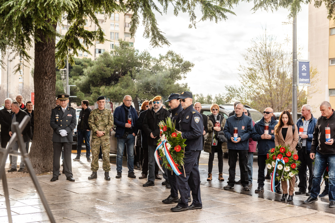 Polaganjem vijenaca i mimohodom 15. domobranska pukovnija obilježila 30 godina od osnutka