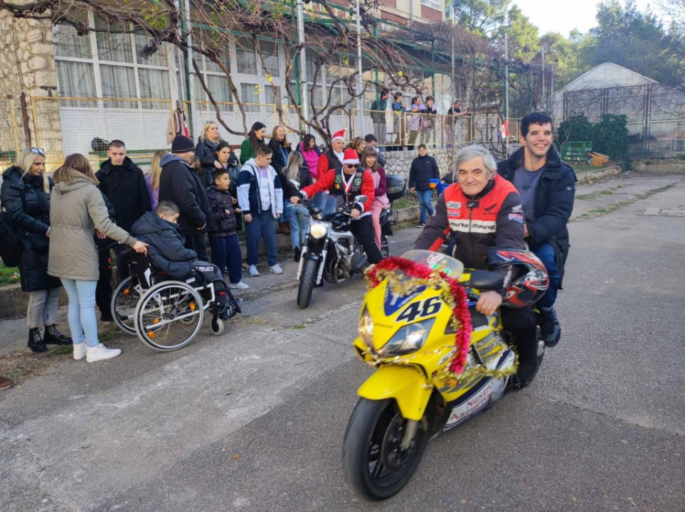 Bajkeri navukli odijelo Djeda Božićnjaka i posjetili korisnike Centra Šubićevac