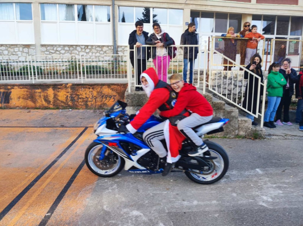 Bajkeri navukli odijelo Djeda Božićnjaka i posjetili korisnike Centra Šubićevac