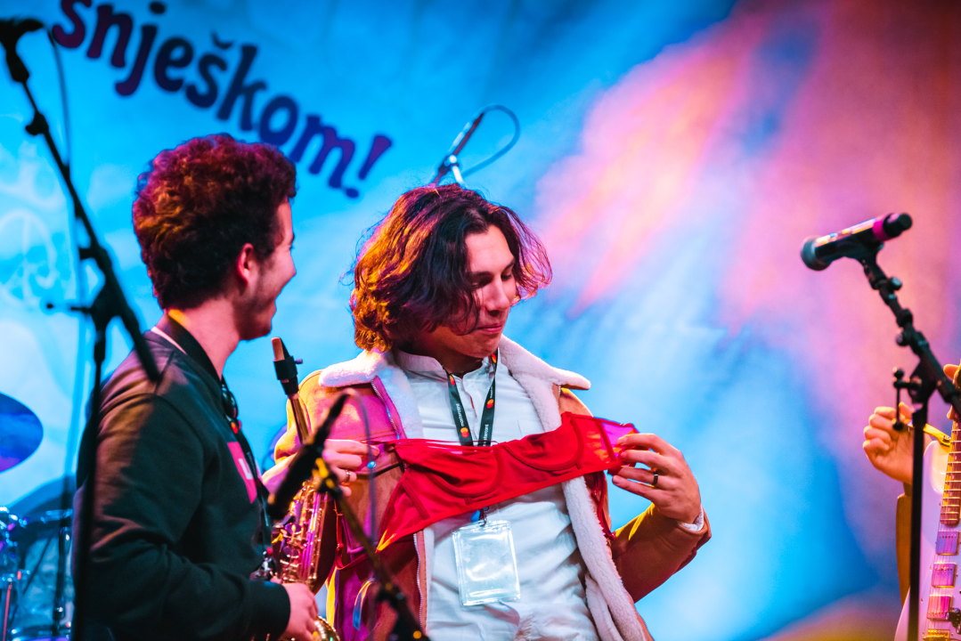 Šibenski srednjoškolci nastupili u Đardinu i svojom svirkom oduševili sve