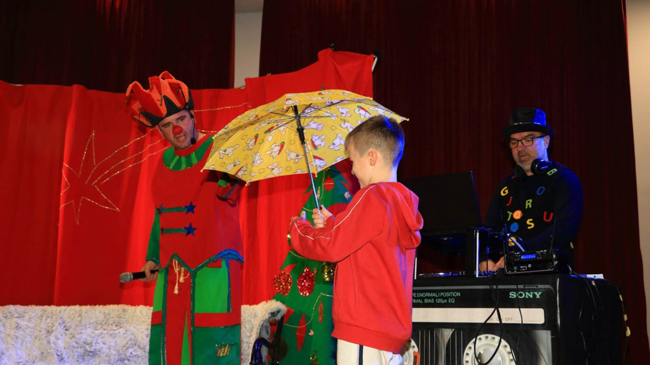 Klaun Šarenko i Djed Božićnjak razveselili djecu u Tisnom