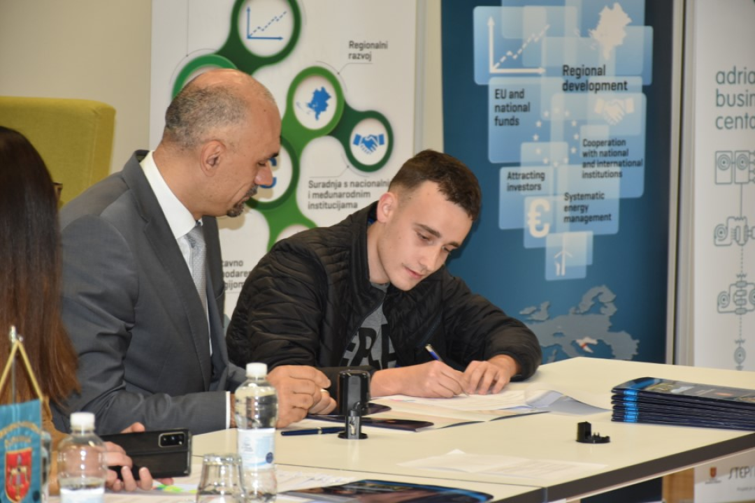 Trideset i dvoje učenika i studenata sa županom potpisalo ugovore o stipendiranju