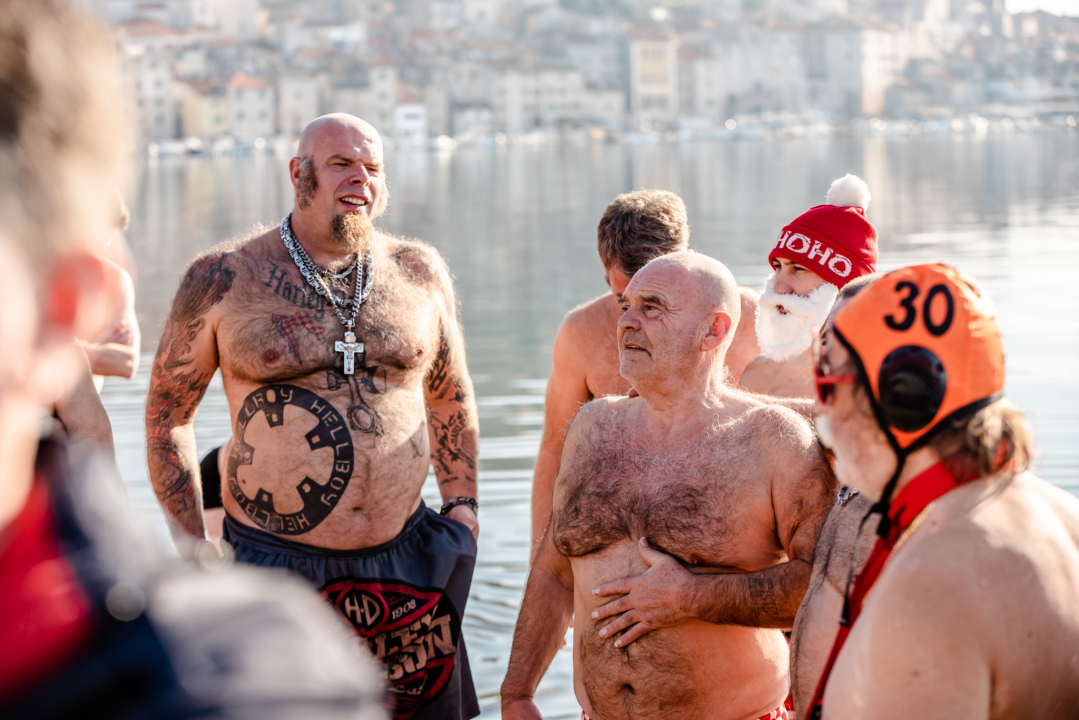 Nekoliko odvažnih okupalo se na Banju u podne na samu Novu godinu: 'U-vodi-mo euro' 