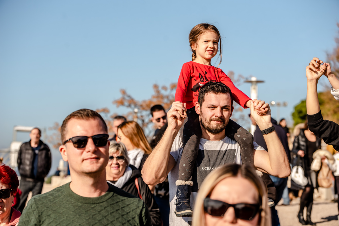 Nekoliko odvažnih okupalo se na Banju u podne na samu Novu godinu: 'U-vodi-mo euro' 