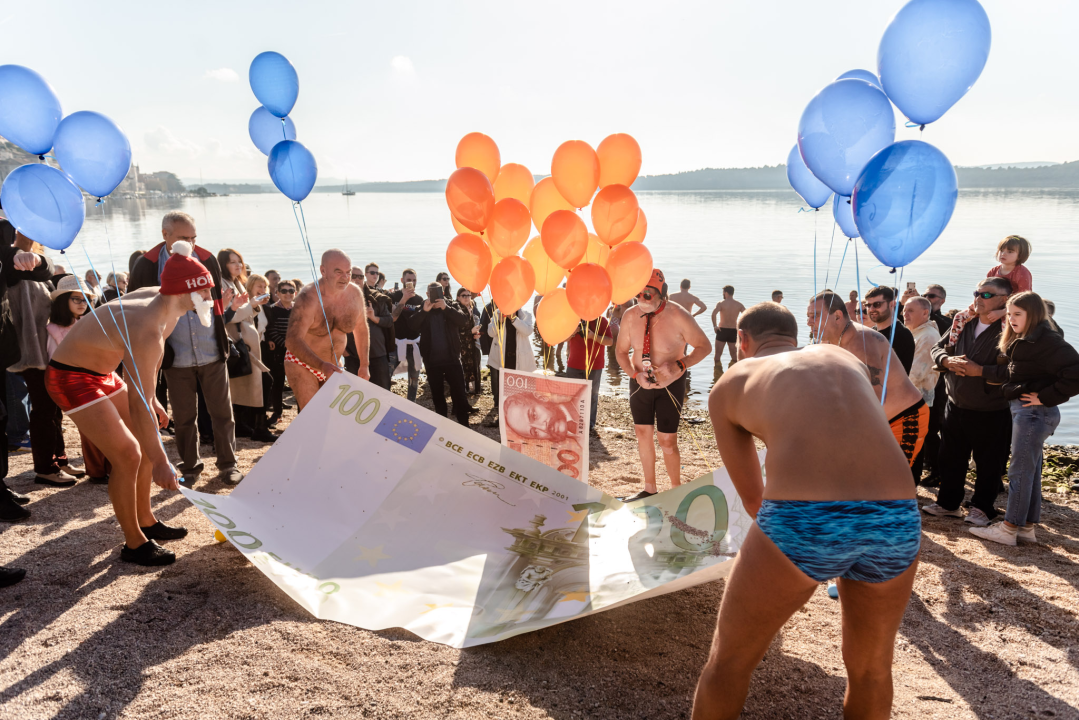 Nekoliko odvažnih okupalo se na Banju u podne na samu Novu godinu: 'U-vodi-mo euro' 