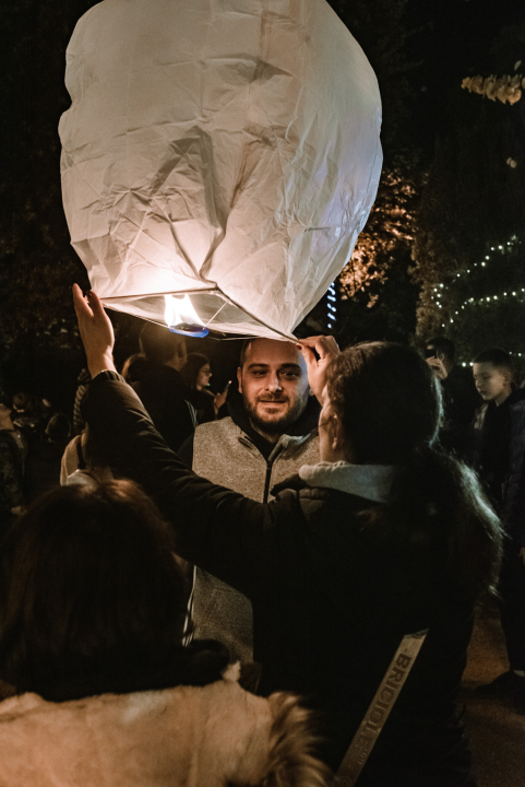Na Poljani pušteni lampioni za obitelj iz Rasline: Prekrasni prizori u mirnoj novogodišnjoj noći