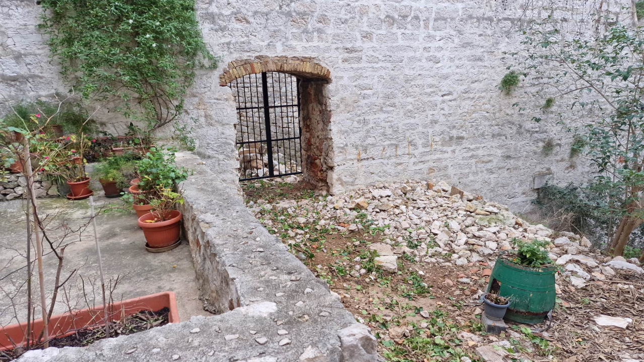 Mihovilci očistili od vegetacije šibenski dvojni bedem