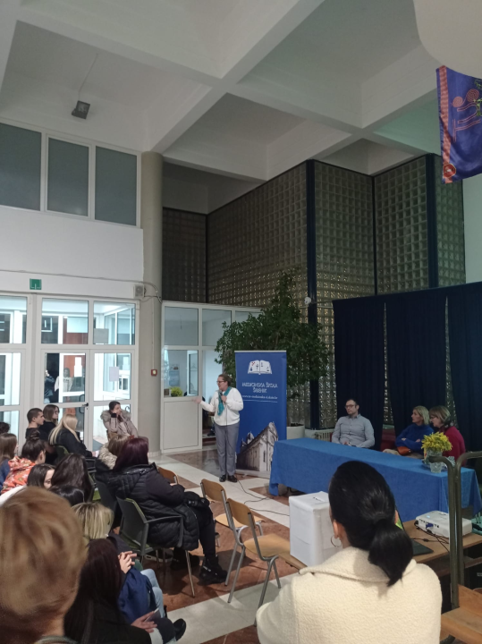 U povodu Dana mimoza i Nacionalnog dana borbe protiv karcinoma vrata maternice održana tribina u Medicinskoj školi 