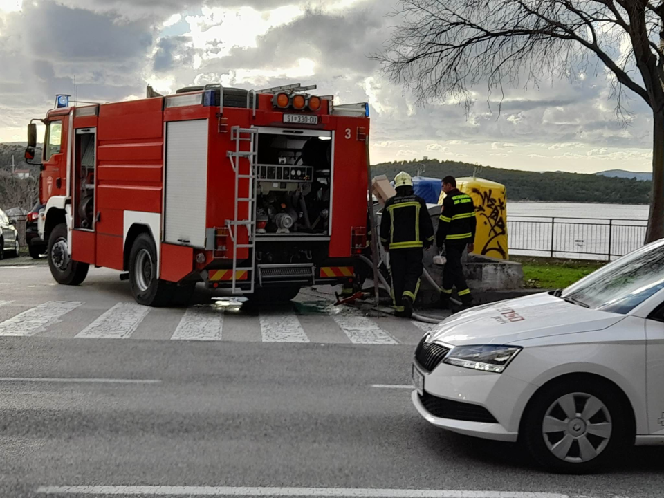 Zapalio se kontejner na Baldekinu, promptno ugašen