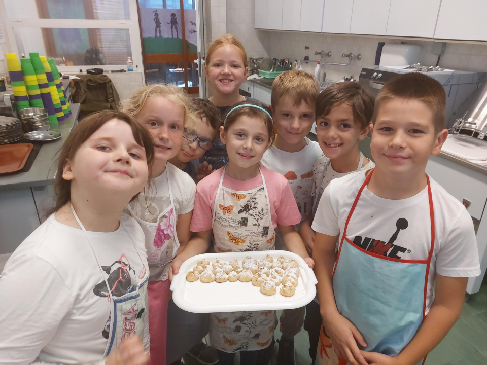 Učiteljica Anita od malih nogu voli raditi kolače, a sada tu ljubav prenosi na učenike: 'Neki žele postati slastičari kad narastu'