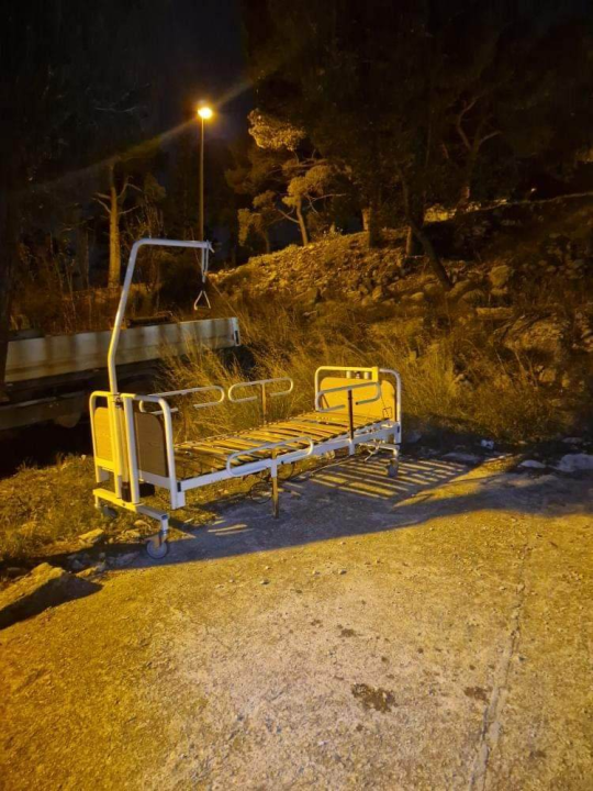 Ako prolazite Tanajom, neka vas ne iznenadi odbačeni bolnički krevet