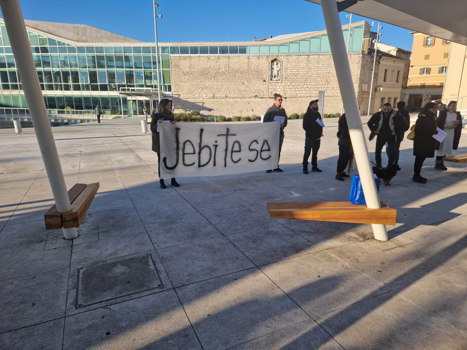 Prosvjednici za prava žena okupili se na Poljani: Nasuprot njih dvadesetak muškaraca molilo krunicu 