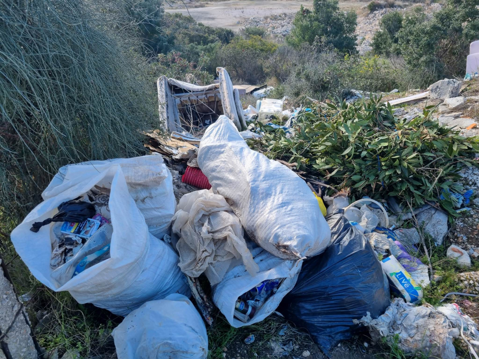 Jedni čiste, drugi zagađuju: Hrpe smeća, šute, namještaja i guma i dalje se gomilaju po šibenskim kvartovima