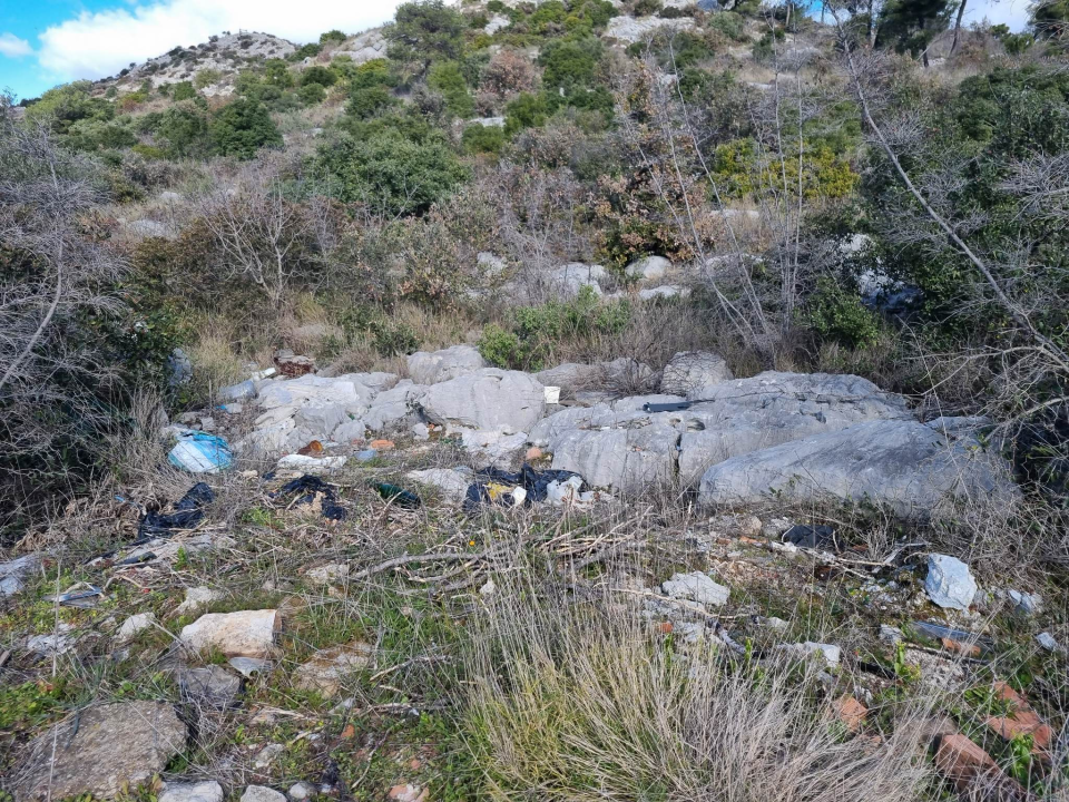 Jedni čiste, drugi zagađuju: Hrpe smeća, šute, namještaja i guma i dalje se gomilaju po šibenskim kvartovima