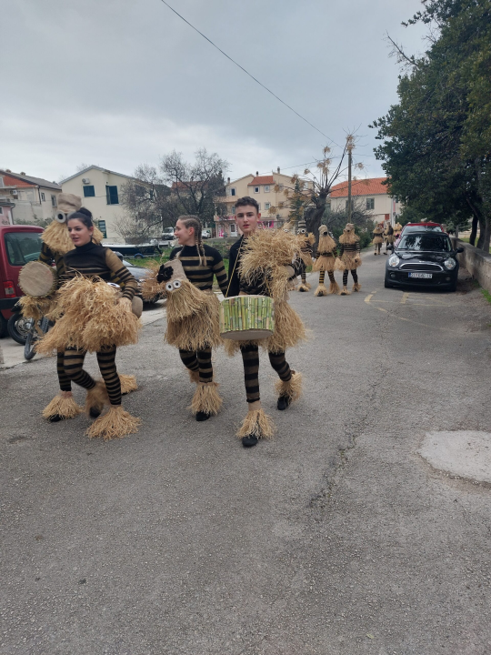 Povorka Malih bak' u Murteru oduševila okupljene: Od Francuske revolucije i mumija do Ježeve kućice