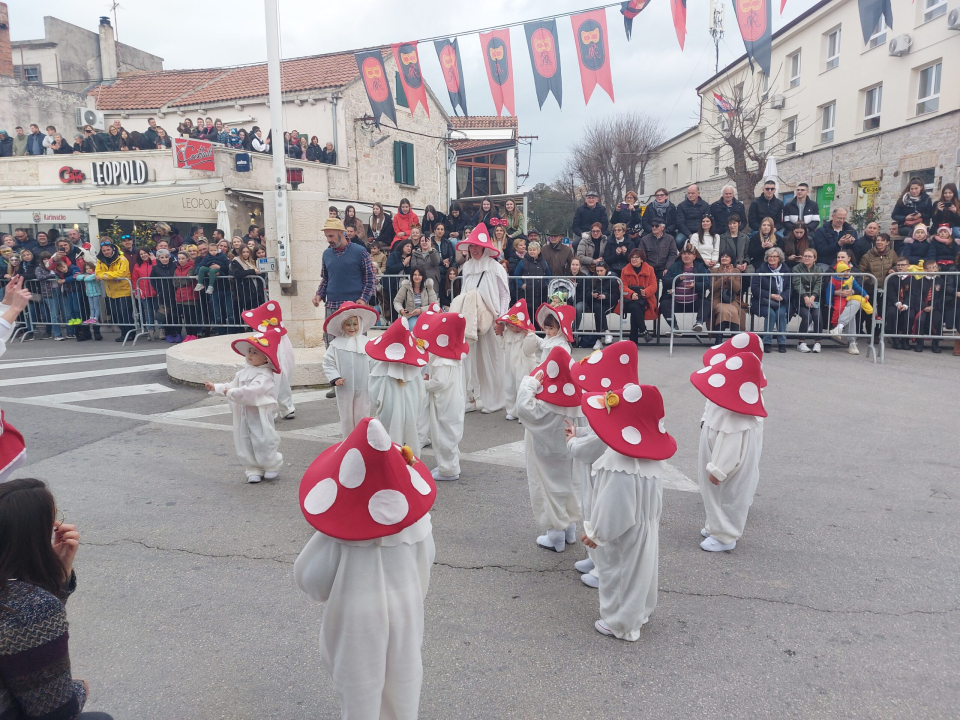 Povorka Malih bak' u Murteru oduševila okupljene: Od Francuske revolucije i mumija do Ježeve kućice