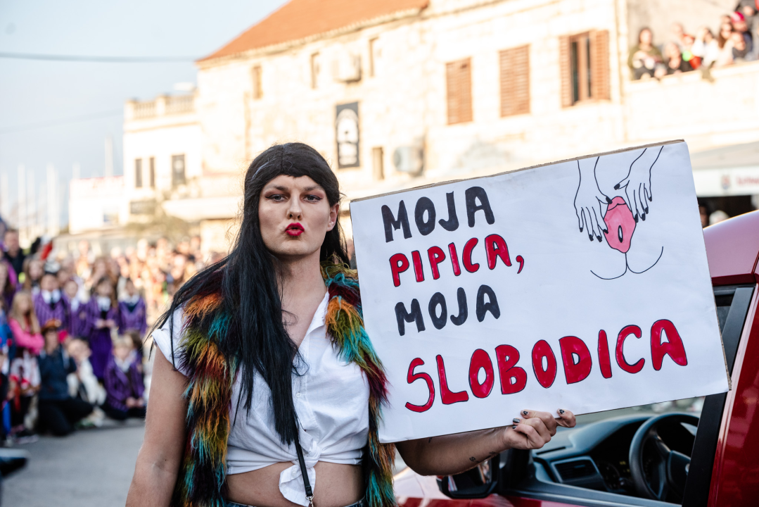 Murterini molili za predbračnu čistoću, u kokošinjcu izbila pobuna, a Let 3 napravio spektakl