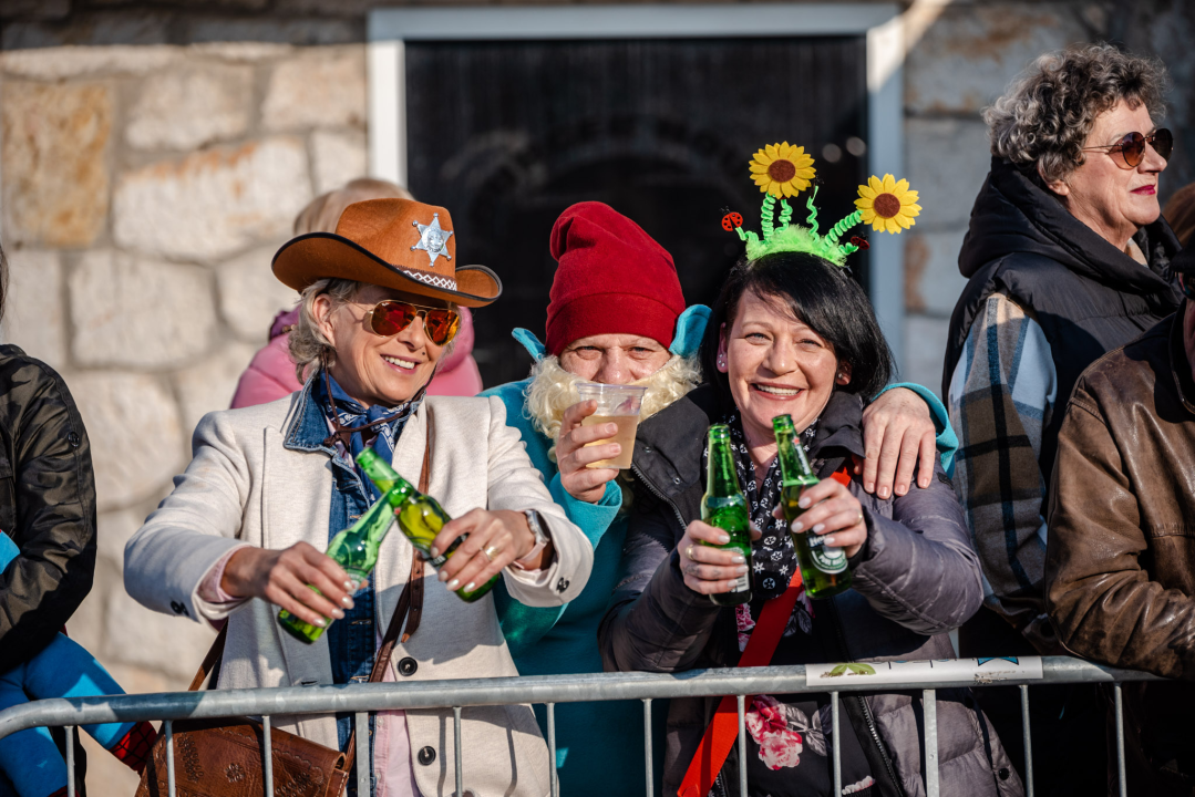 Murterini molili za predbračnu čistoću, u kokošinjcu izbila pobuna, a Let 3 napravio spektakl