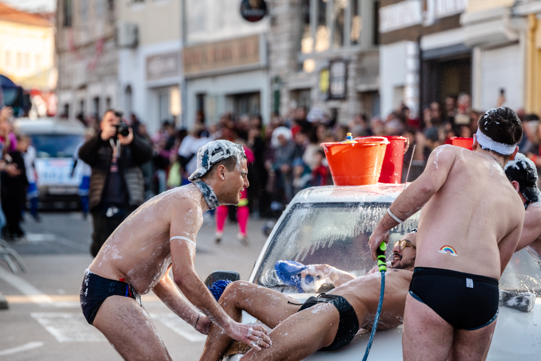 Murterini molili za predbračnu čistoću, u kokošinjcu izbila pobuna, a Let 3 napravio spektakl