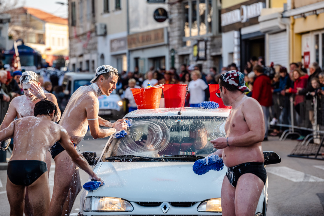 Murterini molili za predbračnu čistoću, u kokošinjcu izbila pobuna, a Let 3 napravio spektakl