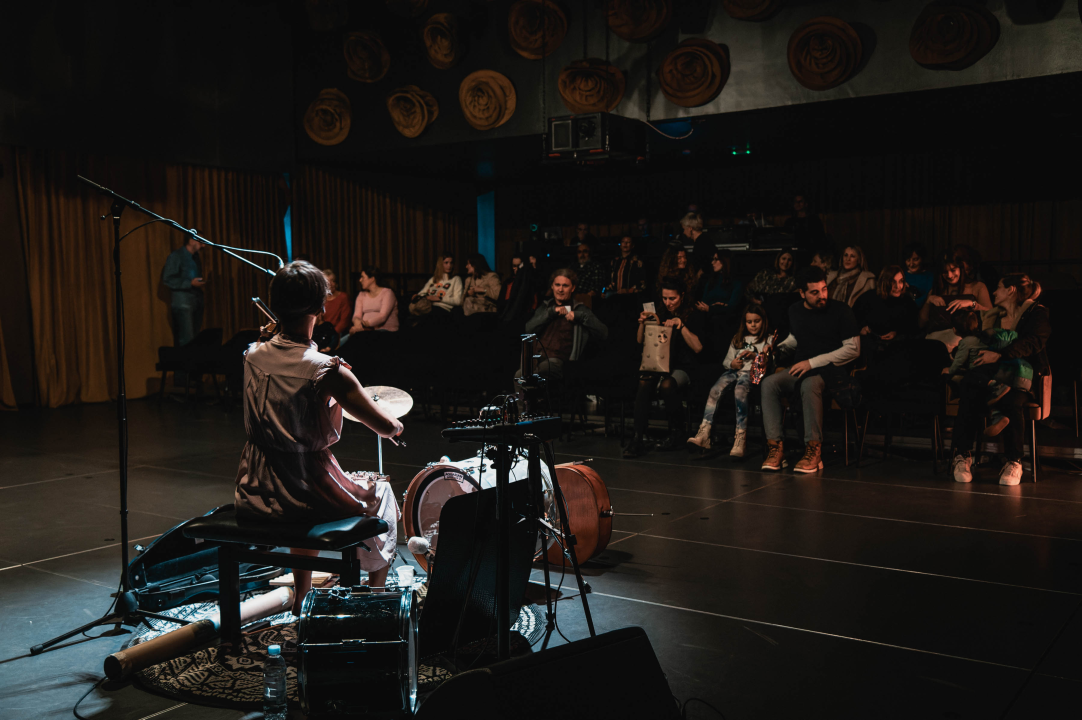 Neverbalna fantazija u Arsenu u maniri novog cirkusa: Usamljena žena protiv masovnog zla