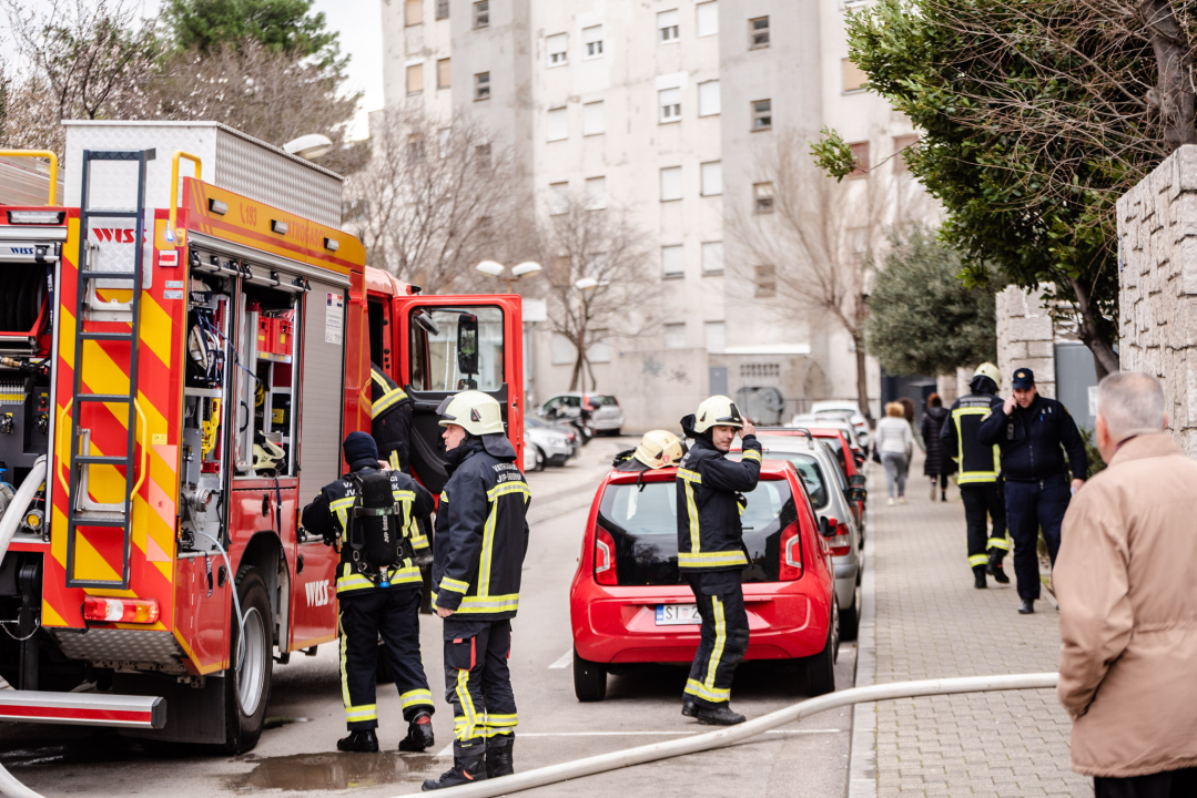Požar na balkonu stana na Njegoševom trgu, u stanu se nalazila gospođa