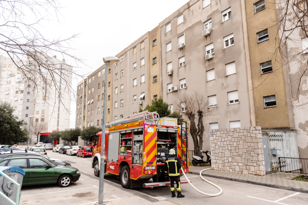 Požar na balkonu stana na Njegoševom trgu, u stanu se nalazila gospođa