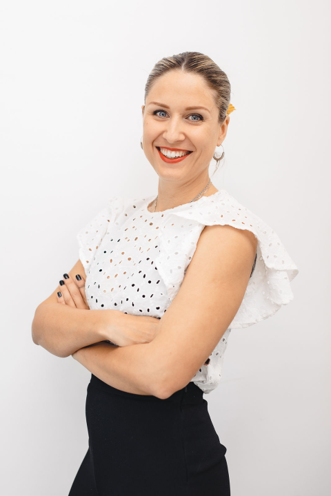 Jelena Radak časti klijentice odličnim popustima na trajnu šminku!