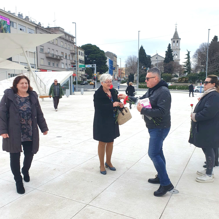 Članovi SDP-a Šibensko-kninske županije danas su tradicionalno dijelili karanfile širom županije 