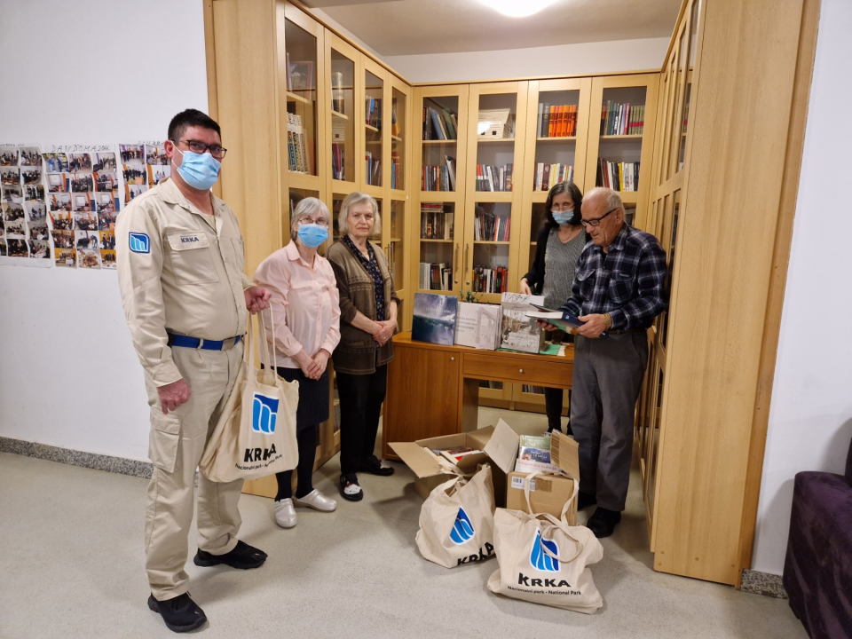 U Nacionalnom parku 'Krka' provedena akcija 'Knjiga od srca', zanimljiva štiva zaposlenici odnijeli na tri adrese 