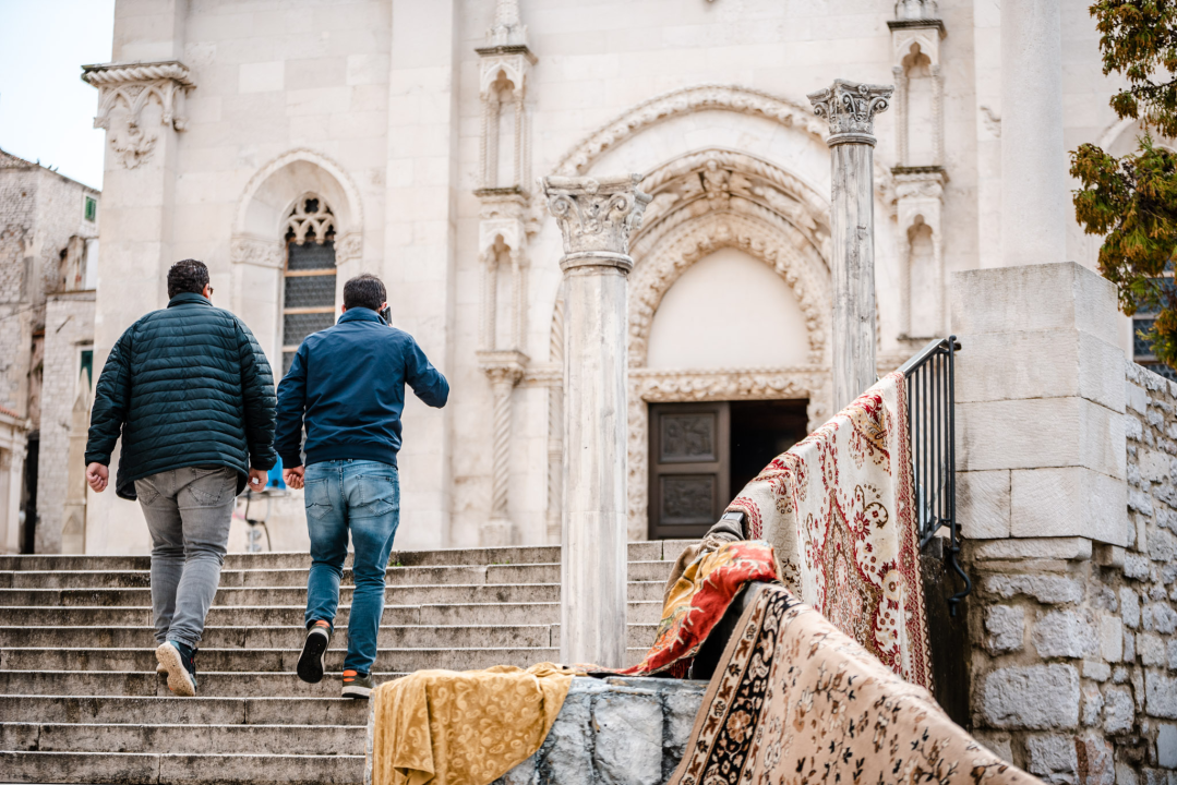 Nabrijani ‘orao-zmaj’, kočije, vatreni demon...: Scena ispred katedrale postaje sve zanimljivija