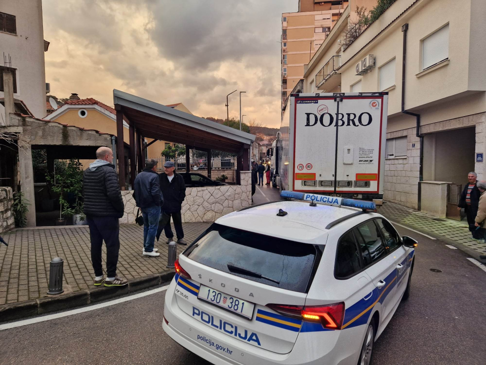 Izvučen šleper iz Težačke ulice: Nije puno okupljenih vjerovalo da se to uopće može