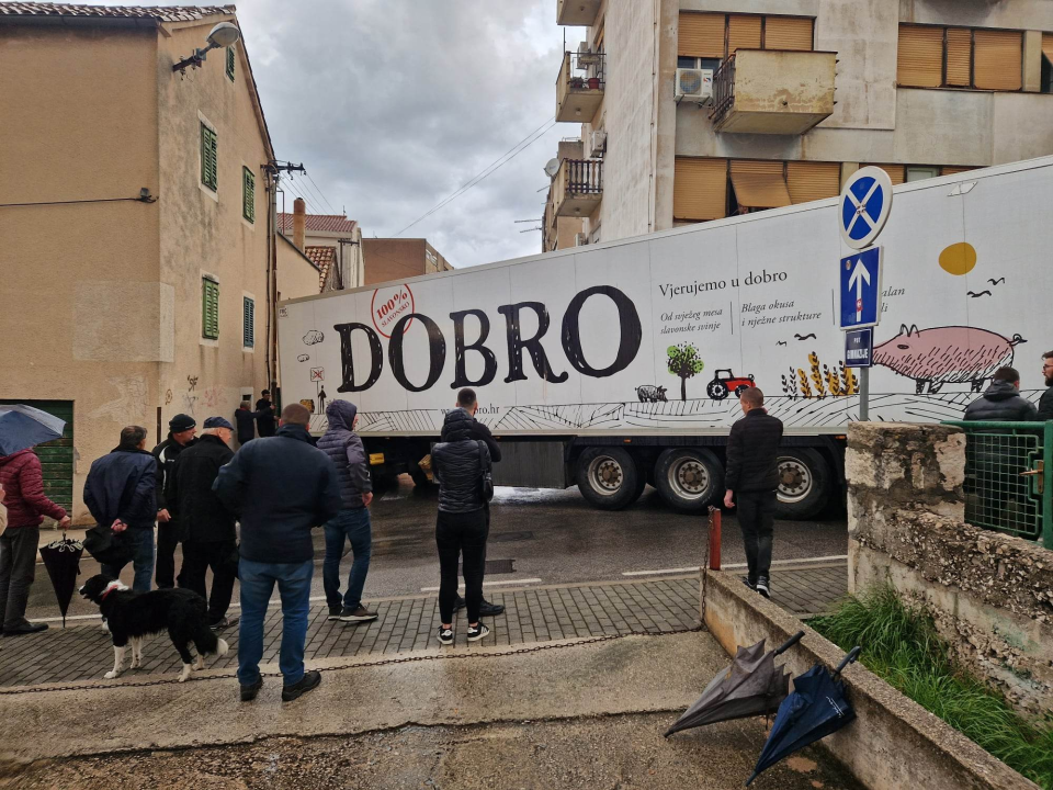 Izvučen šleper iz Težačke ulice: Nije puno okupljenih vjerovalo da se to uopće može