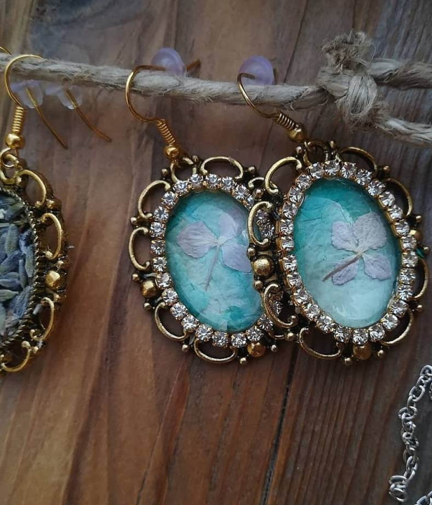 Šibenčanka Antonela izrađuje poseban nakit: 'Cvijeće uvene, ovako vječno živi u ogrlici'