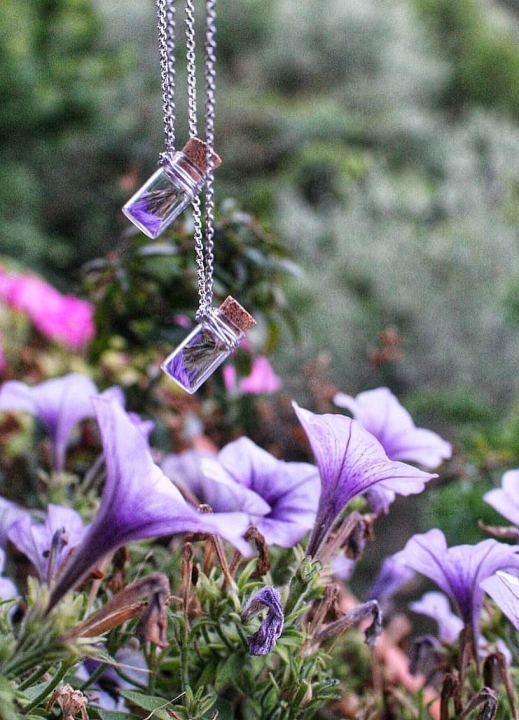 Šibenčanka Antonela izrađuje poseban nakit: 'Cvijeće uvene, ovako vječno živi u ogrlici'