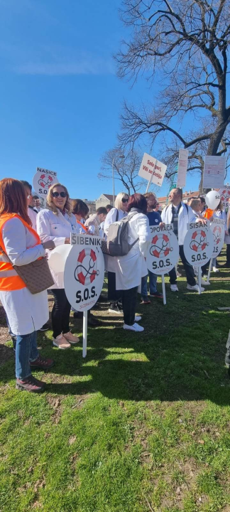 U Zagrebu prosvjedovalo 30 liječnika iz Šibenika: 'Ovo je posljednji poziv vlastima na zaokret prema zdravstvu'