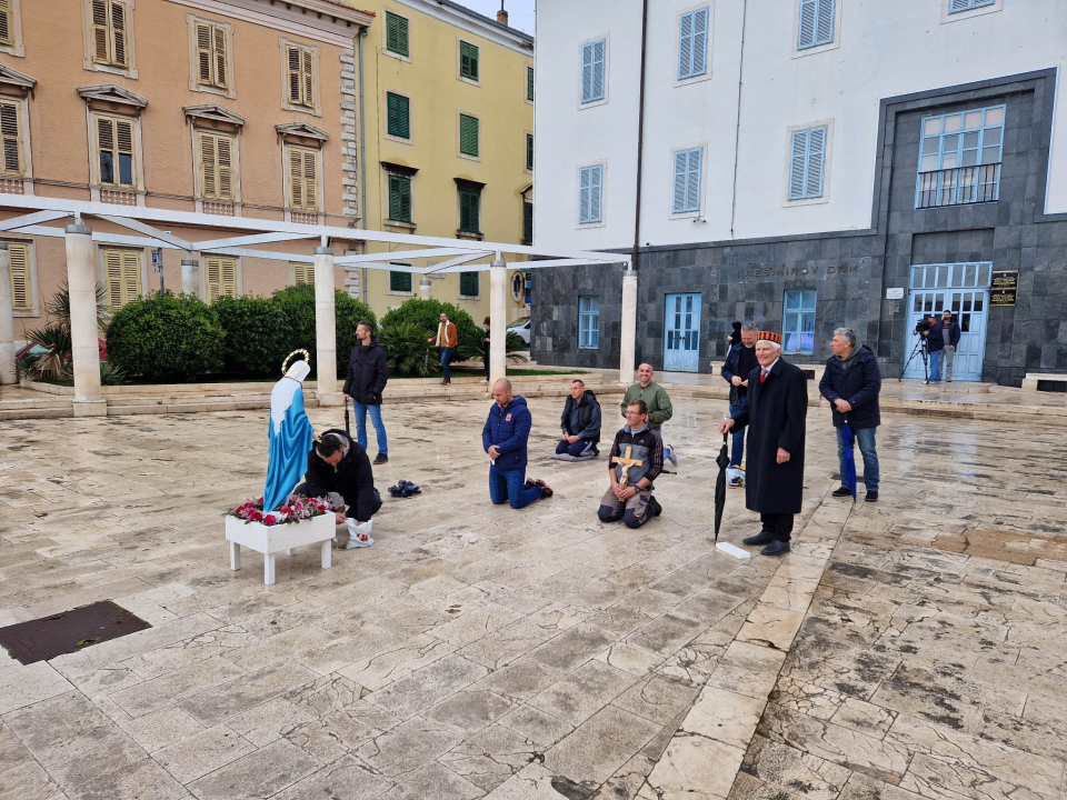 Kontraprosvjednici držali transparent 'Sloboda narodu', molitelji se pojačali 'vodičkim umjetnikom' Matešom 