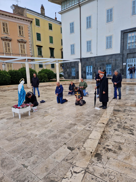 Kontraprosvjednici držali transparent 'Sloboda narodu', molitelji se pojačali 'vodičkim umjetnikom' Matešom 