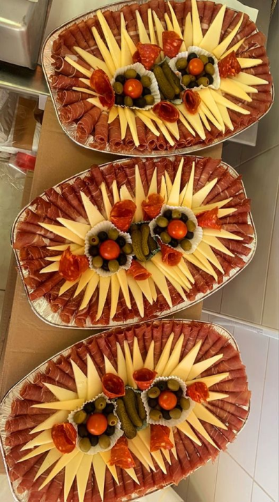 Delikatese Petrović sa šibenske pijace počastit će za Uskrs jednog čitatelja s platom za četiri osobe