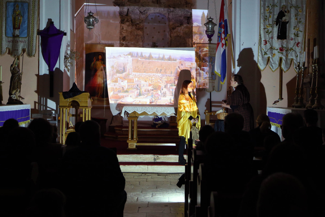 Vjernici župe Tribunj izveli 'Prikazanje muke'