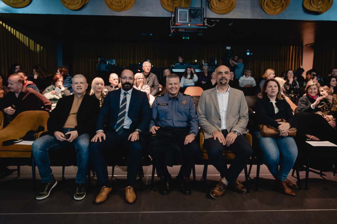 Ana Rucner u Arsenu svirala na violončelu od dragovoljno predanog ilegalnog oružja